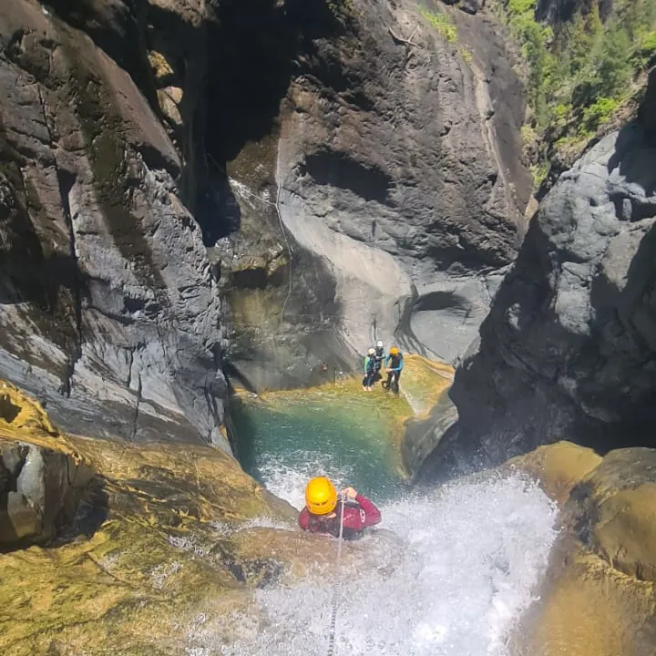 Canyoning dans Bras Rouge à Cilaos à La Réunion avec descentes en rappel