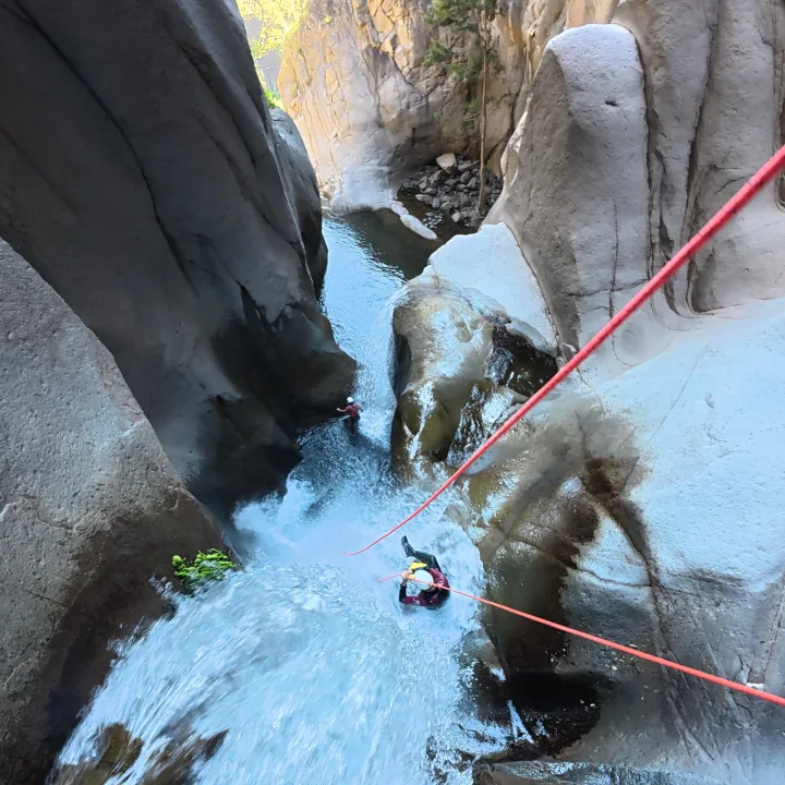 Canyoning à Fleurs Jaunes à Cilaos à La Réunion avec grandes cascades et descentes en rappel