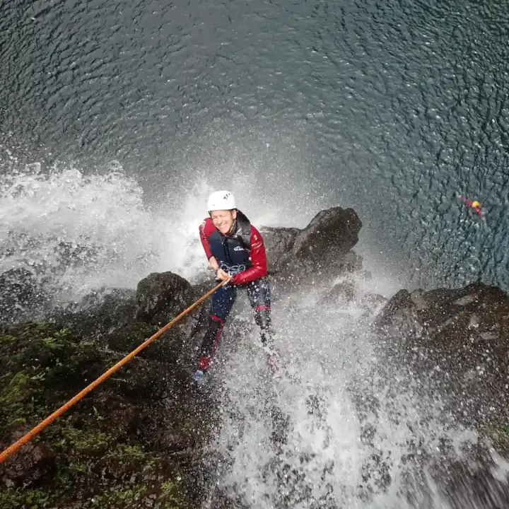 canyoning sportif à La Réunion avec descente en rappel dans une cascade