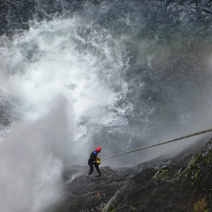 Canyoning technique à La Réunion avec passages engagés et descentes en rappel