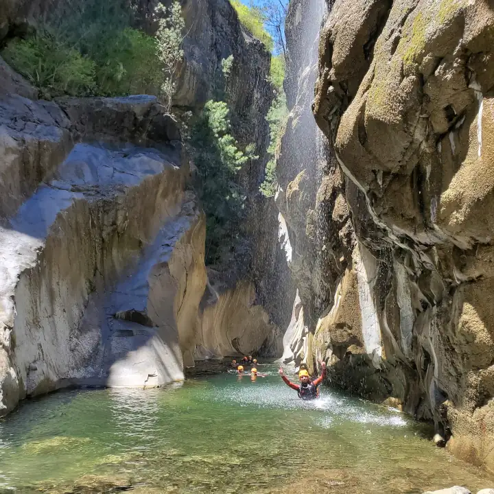 Canyoning à Trou Blanc à Salazie à La Réunion avec toboggans sauts et tyrolienne