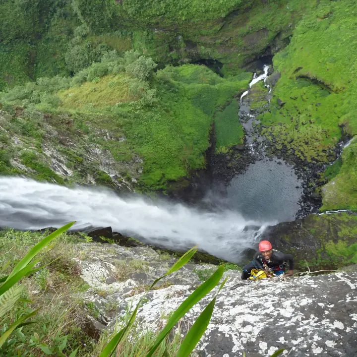 Canyoning au Trou de Fer à La Réunion avec grandes cascades et descentes en rappel