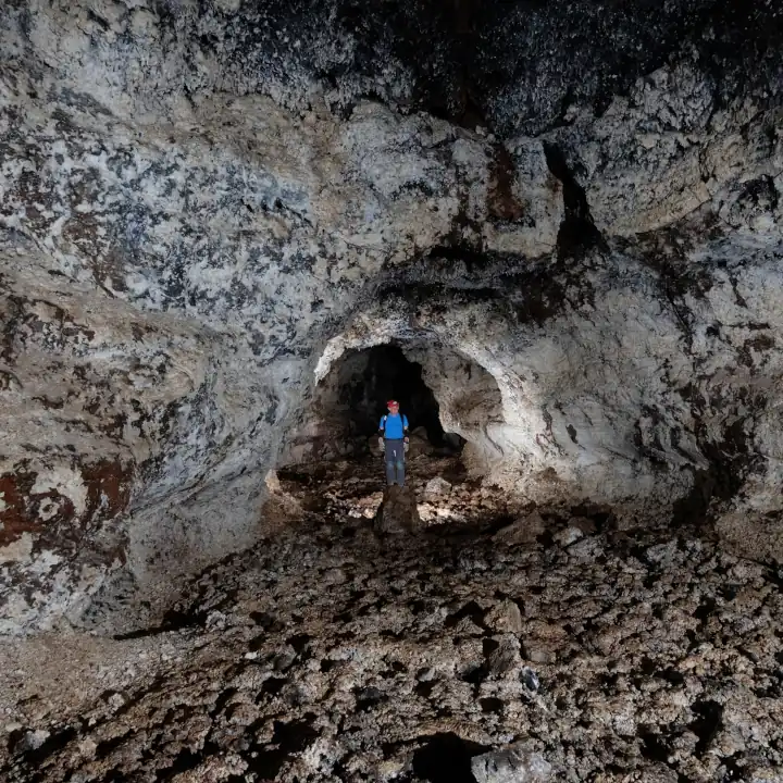 Tunnel de lave du Bassin Bleu à La Réunion avec exploration guidée