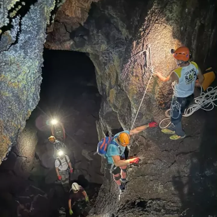 Visite du tunnel de la coulée de 2007 à la Réunion avec des passages en escalade.
