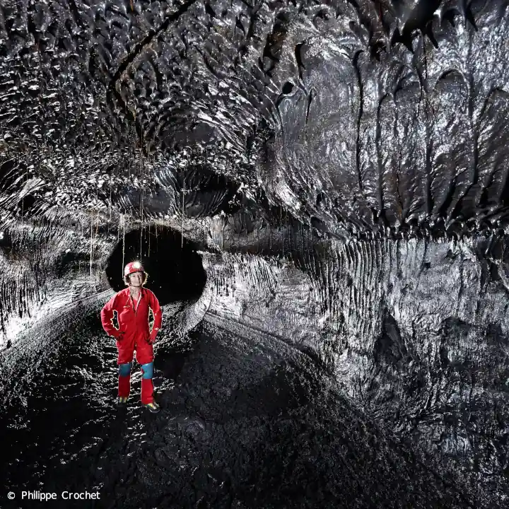 Tunnel de lave à La Réunion avec guide en exploration souterraine