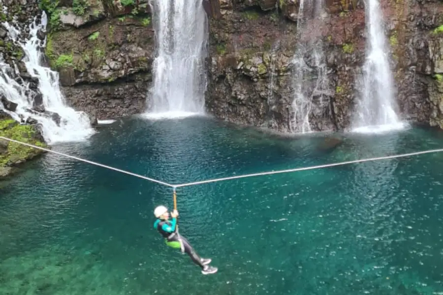 tyrolienne en canyoning à Langevin à La Réunion au-dessus d’un bassin