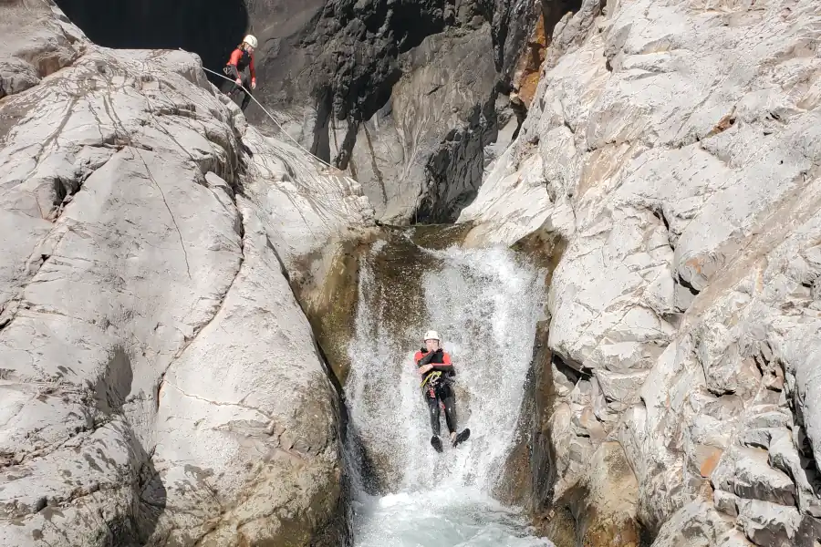 Toboggan naturel dans le canyon de Trou Blanc à La Réunion