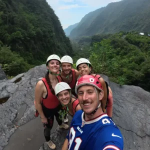 moniteur de canyoning encadrant un groupe à Langevin à La Réunion