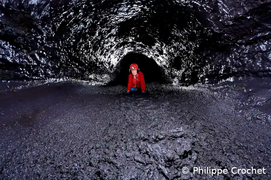Traversée sportive du tunnel de lave à La Réunion