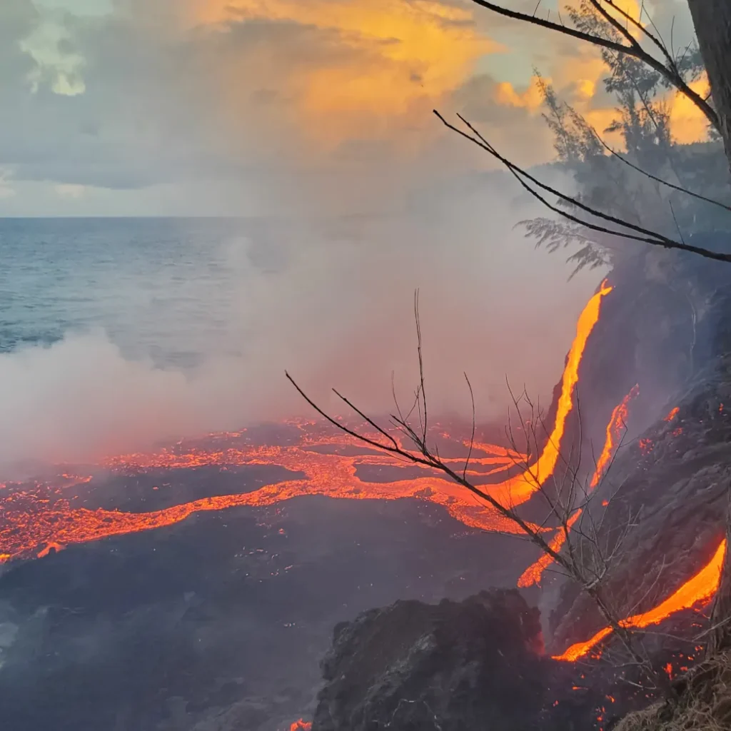 Cascade de lave dans l'océan volcan Réunion